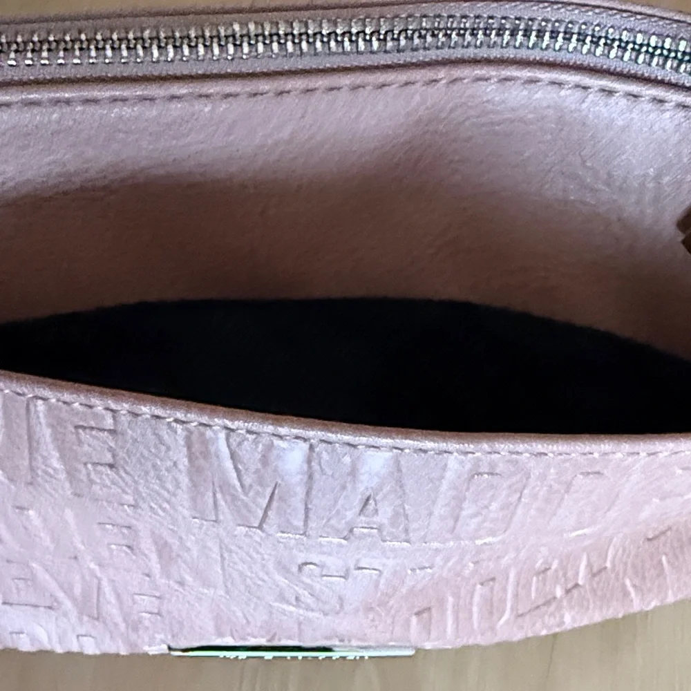 STEVE MADDEN SOFT PINK CROSSBODY PURSE ADJUSTABLE SHOULDER STRAP TOP ZIP CLOSURE